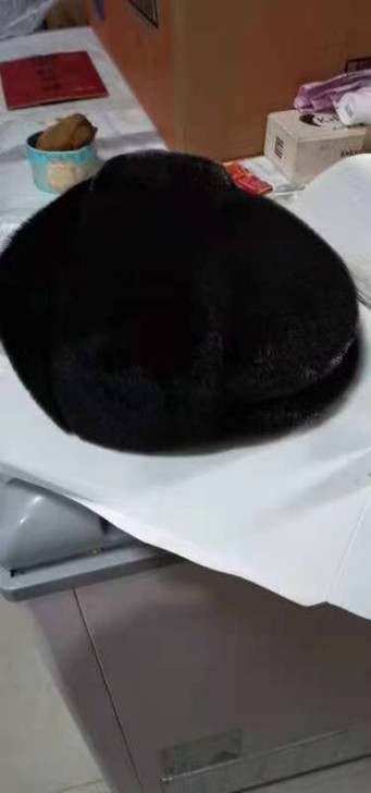 正品的貂皮帽子一对，两个纯纯貂皮帽