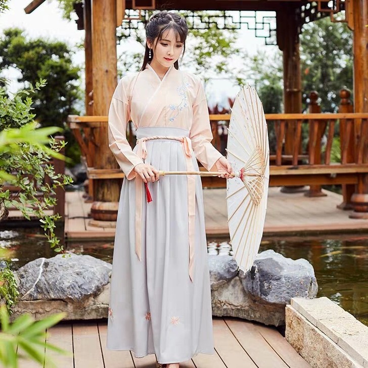 出汉服，淘宝买回来没穿过就挂衣柜了，冲动消...