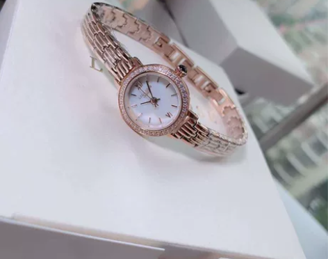 新款Lolarose小金表手表工厂女镶钻贝...