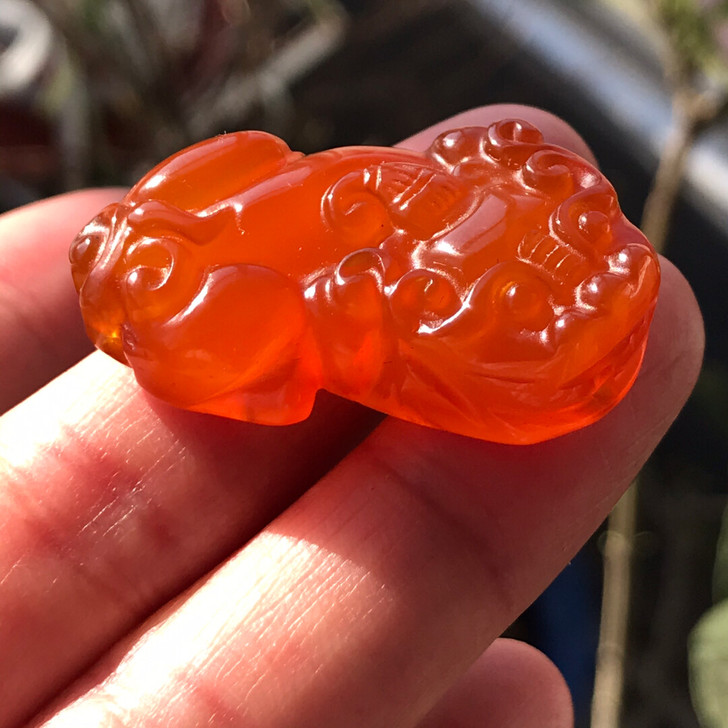 天然北红玛瑙雕刻工艺貔貅吊坠