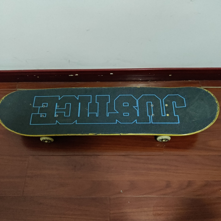 出滑板专业板，板面是justice城市系列...