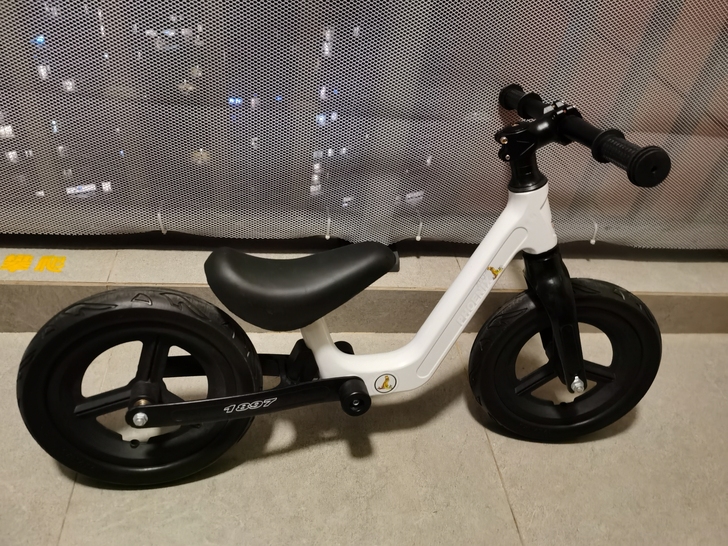 12寸白色凤凰儿童平衡车，九成新，适合2-...