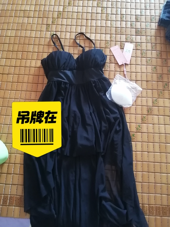 全新吊牌还在，黑色女士吊带泳衣