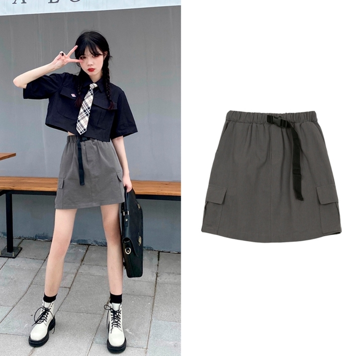 松本丧丧,灰色机能短裙+学院风短袖。