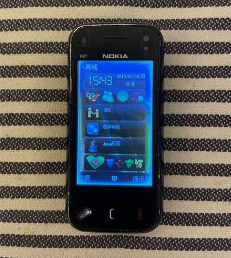诺基亚手机，型号n97mini，开机，边框...