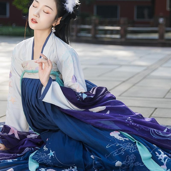 汉服退圈了，品牌活动时购买，仅试穿一次。
