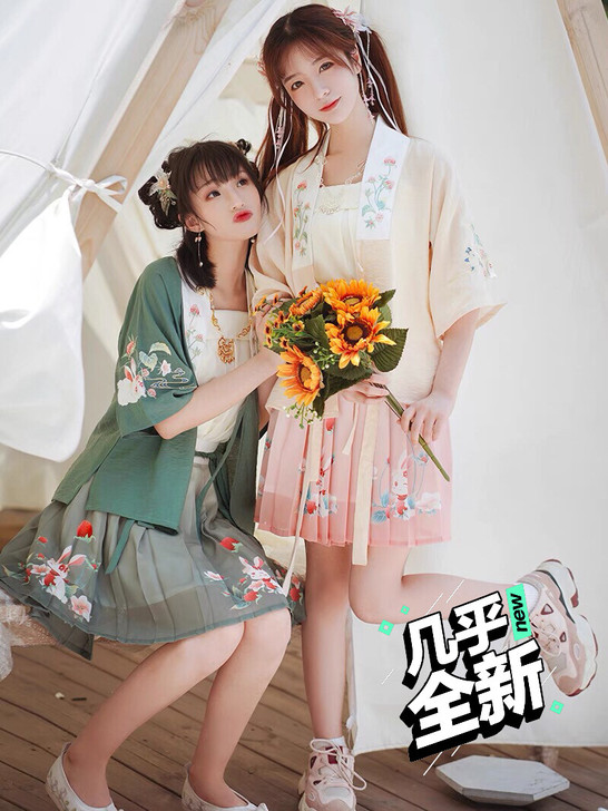 花神记家两色改良汉服都有 仅试穿