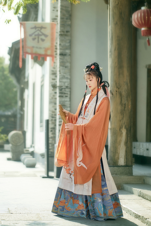 收大量各式各样的汉服、和服