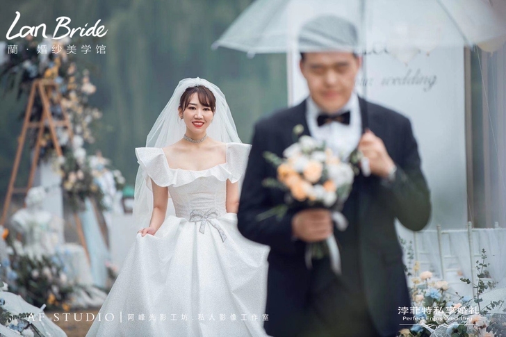 出租拖尾婚纱
