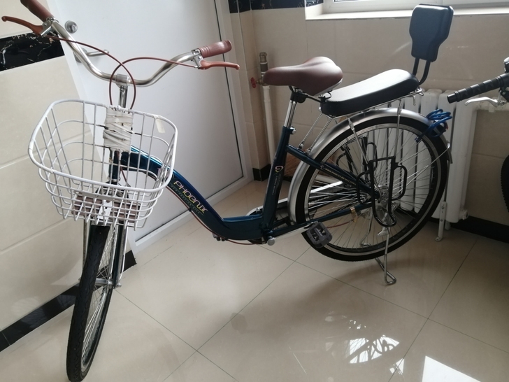 凤凰牌自行车几乎全新，没怎么骑过看轮胎就知...