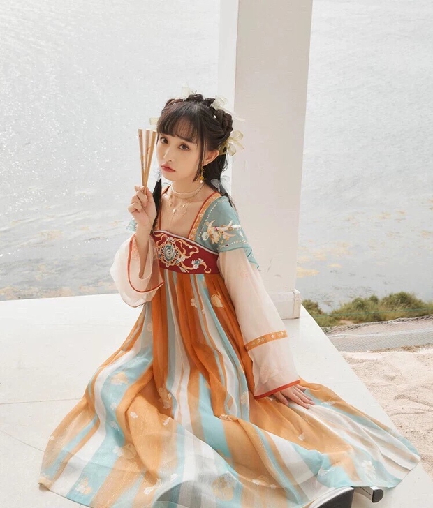十三余遇见神鹿汉服