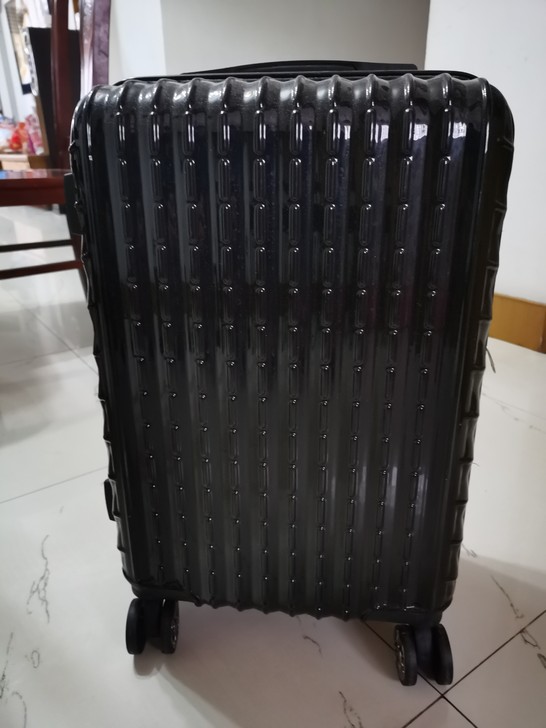 黑色登机行李箱 推拉很平稳 全新哦！ 一次...