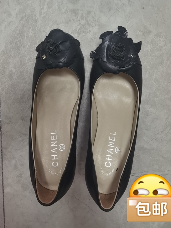 黑色单鞋，很稳的高跟，约10cm。知名品牌