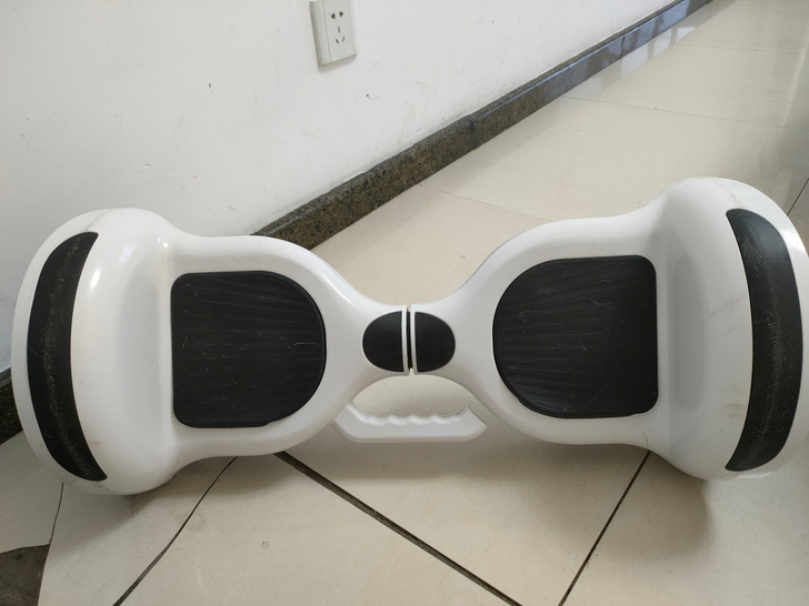 领奥新款电动智能平衡车。因搬家低价转让,入...