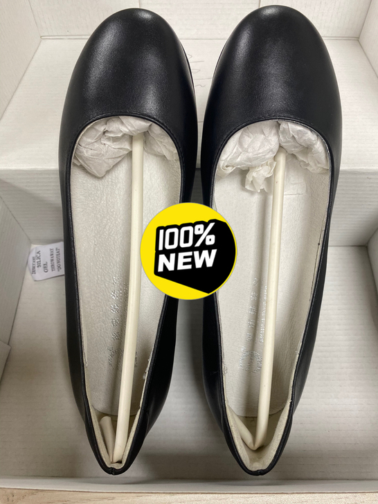 出两双全新头层牛皮工作鞋。保真头层牛皮，鞋...