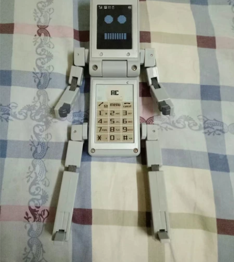 手机变形金刚，老老玩具了，70包邮 感兴趣...