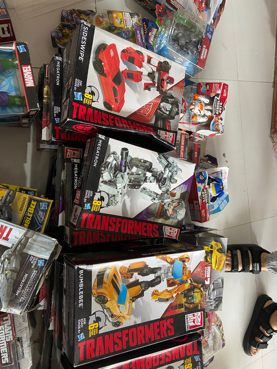 商场撤柜，正版孩之宝变形金刚大黄蜂威震天