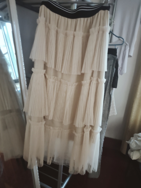 网纱蛋糕裙，实体店一百六十几买的，穿一洗一...