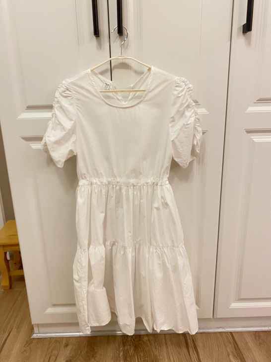 白色连衣裙，均码，店里买的，穿过两次不喜欢...