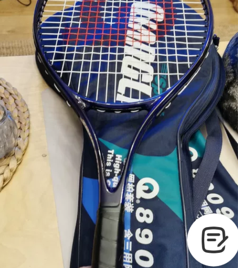 几乎全新的强力网球拍带两个球 几乎全新，带...