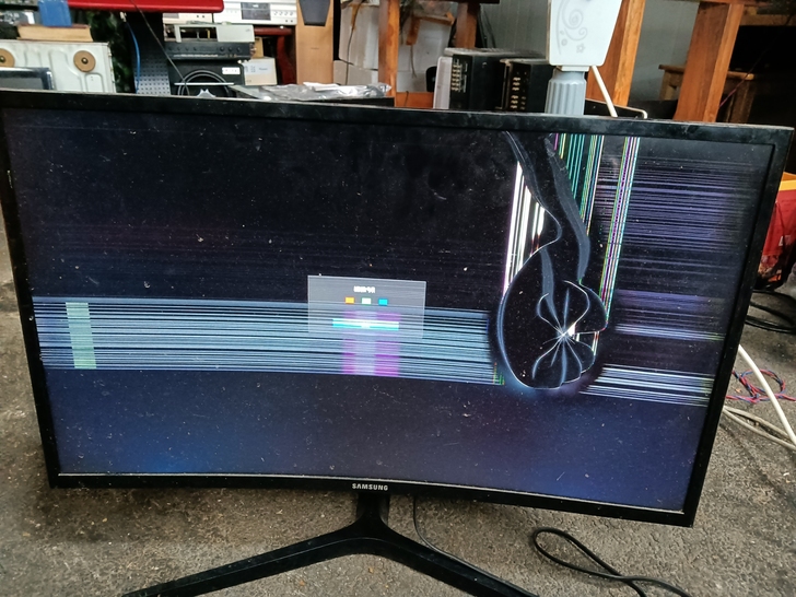 三星曲面高清显示器！屏幕被小孩弄坏了。出显...