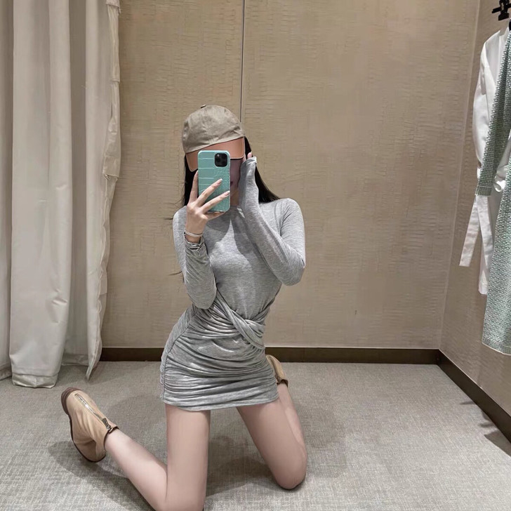 Wuuus 灰色纽结褶皱连衣裙女秋冬新款性...