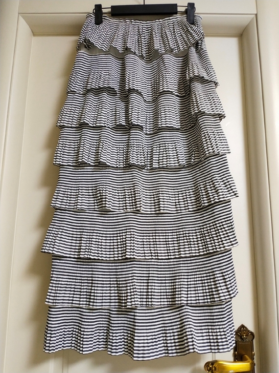 黑白条纹褶皱蛋糕裙