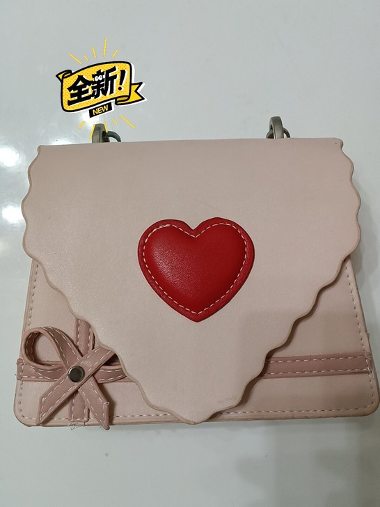 斜挎包，很好看的藕粉色，夏天背很可爱