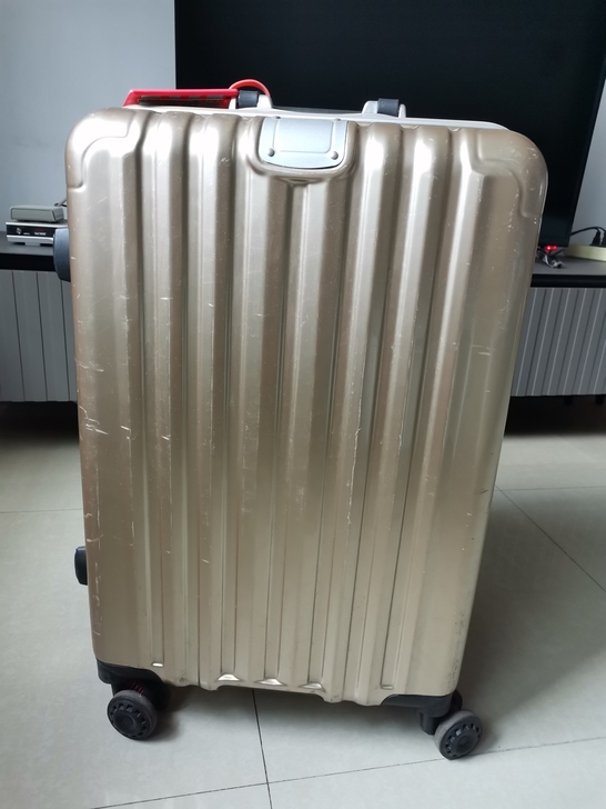 行李箱24寸，颜色是金色，上大学的时候买的...