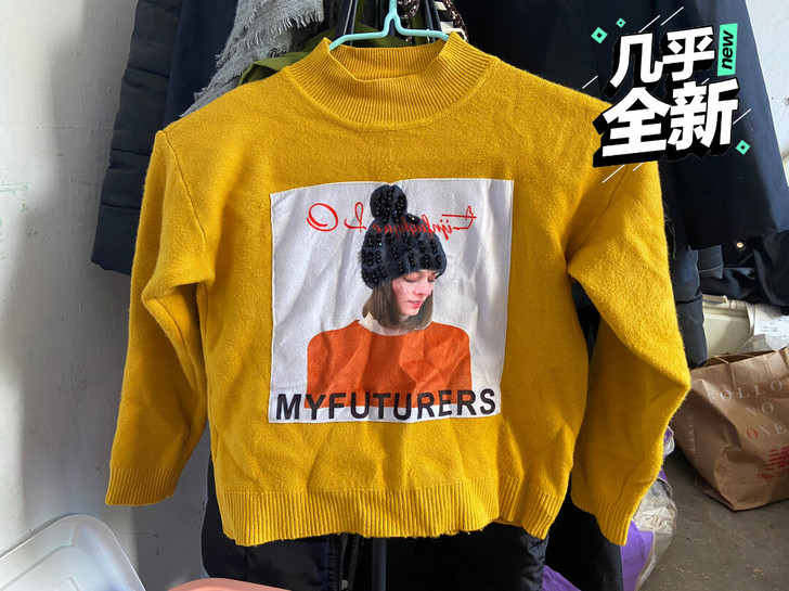 面料很柔软 亮黄色短款毛衣 穿过一次闲置 ...