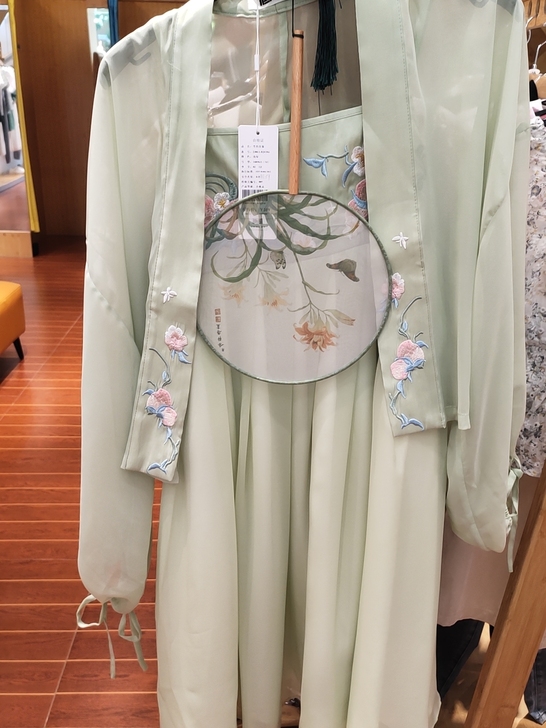 爱依服限时特惠，汉服