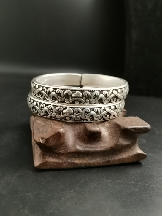 藏银开口手镯一对精品仿古收藏复古首饰装饰工...