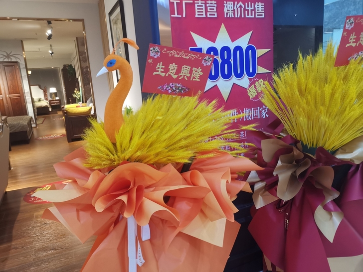 四只孔雀,十个密实的大麦花篮,50块钱一个...