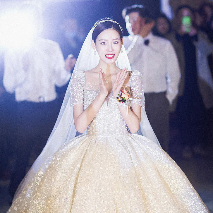 shinydonisa 婚纱拖尾M码 仅穿...