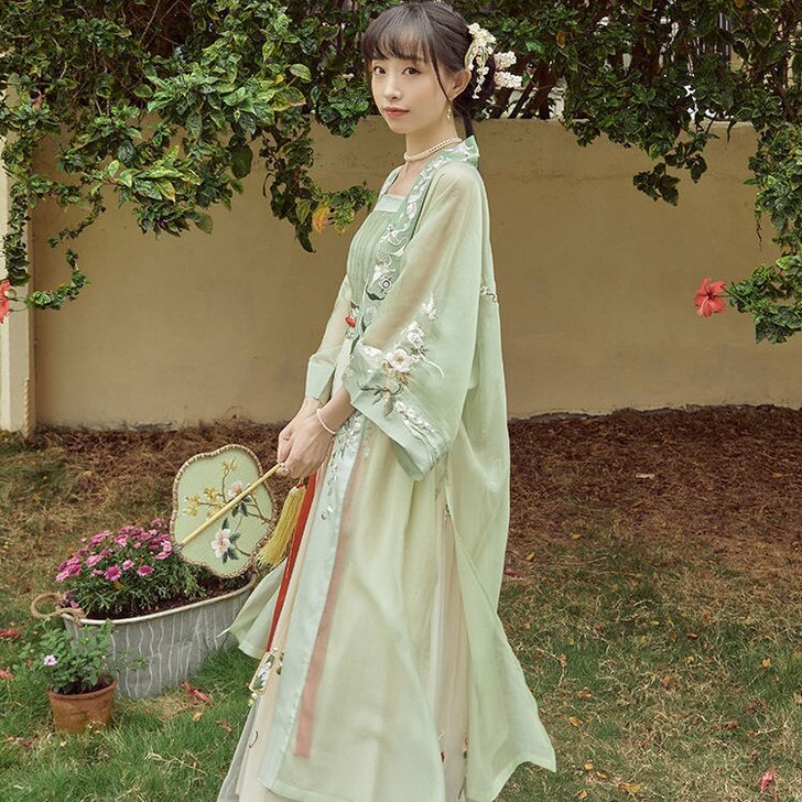 十三余小豆蔻儿  汉服