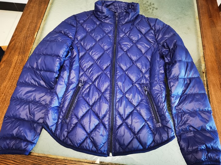 准确搬家了，整理出来的女式羽绒服，忘了什么...