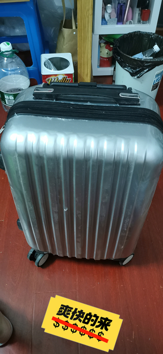 用过几年的行李箱。整理家务收拾出来的。便宜...