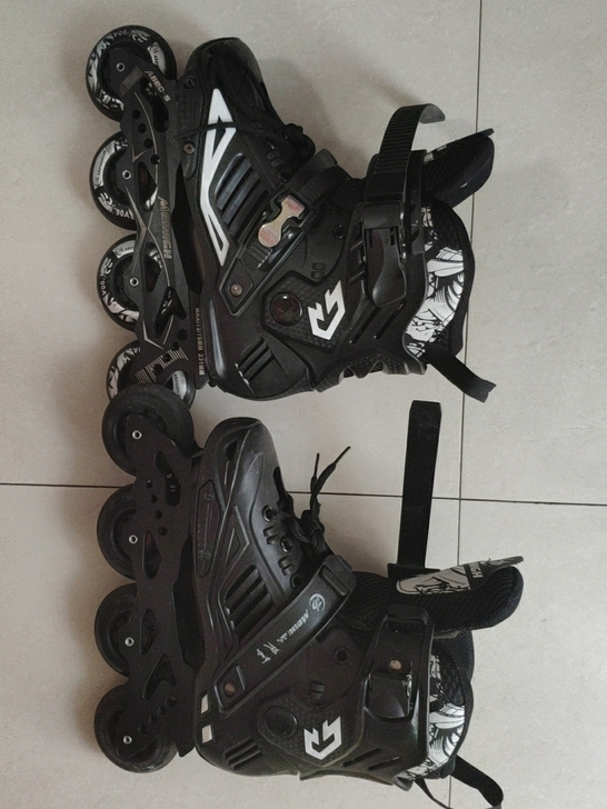 大二上体育课买的，女鞋，花了三百多，没穿过...