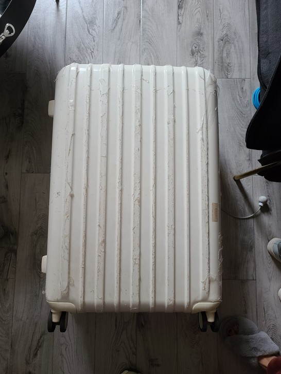 ito万向轮行李箱，箱子膜没撕，所以看着有...