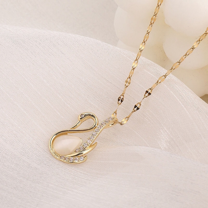 前男友送的，猫眼石天鹅项链，炒鸡亮的项链，...