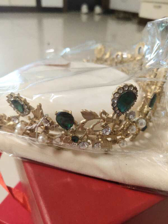 全新，搭配绿色礼服，显气质。店不开了，削价...