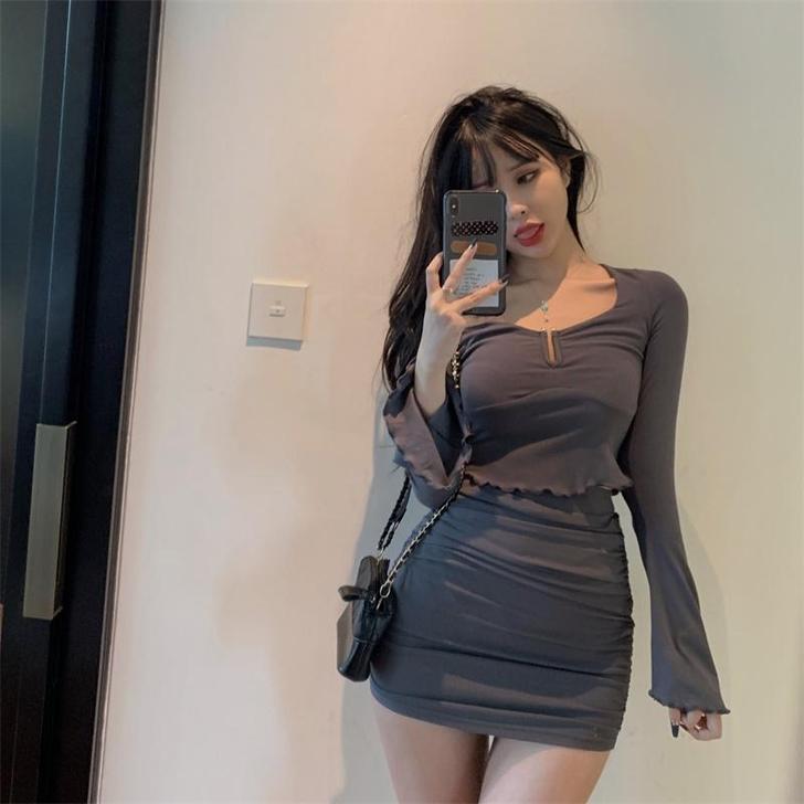 早秋性感U领扣波浪边喇叭袖上衣+褶皱包臀短...