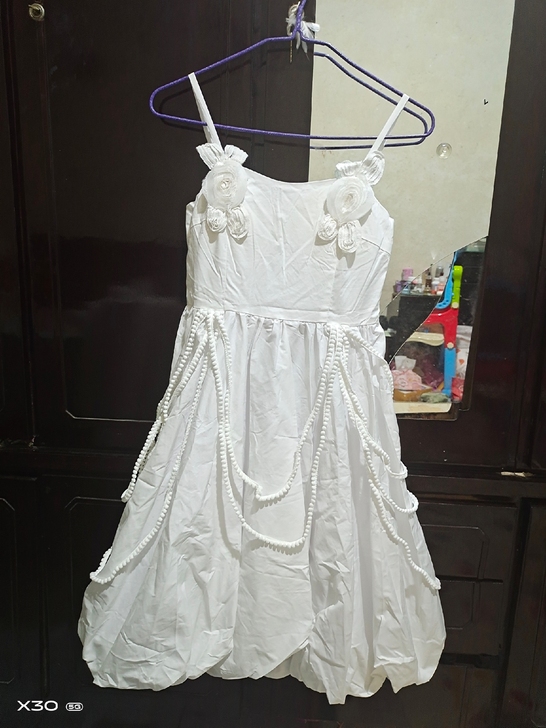 立体玫瑰吊带花苞裙，全新，M码偏小，是pu...