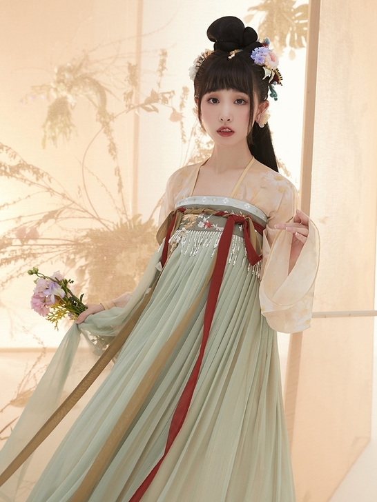 【十三余 小豆蔻儿】[春归] 刺绣对襟上衫...