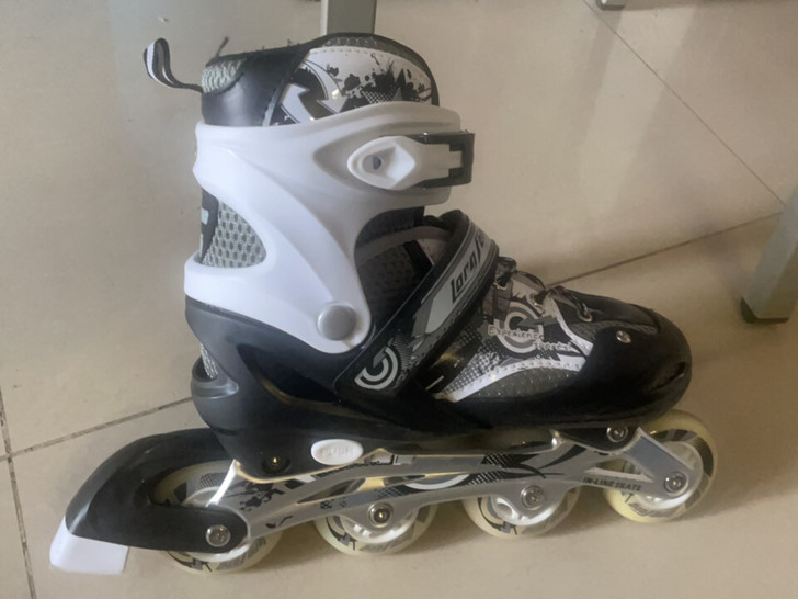 95新轮滑鞋，39-42码，骨折出