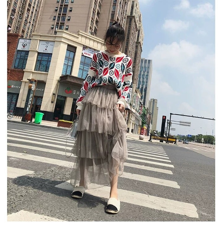 绿色蓬蓬纱裙,蛋糕裙,是那种灰绿色,这个颜...
