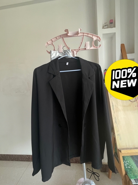 白色衬衫和 酷酷西装外套都只试穿过，衬衫纯...