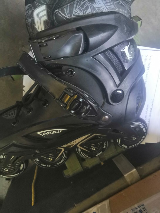 九成新轮滑鞋。就穿过几次。低价出