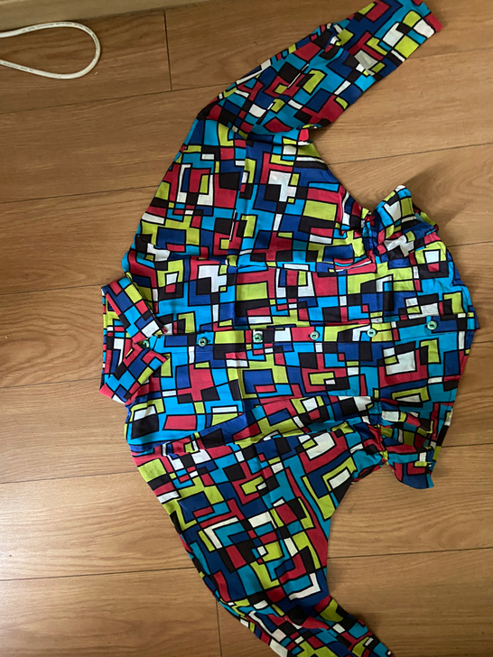 重庆本土设计师微店里买的,真丝,袖长52衣...