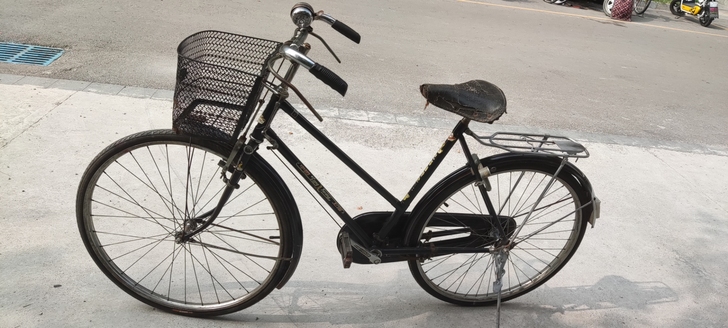 出售八十年代的老凤凰自行车一辆,车子是26...